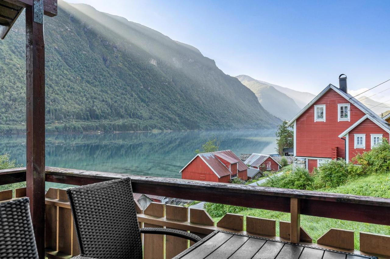 Cabin Alongside The Beautiful Fjaerlandsfjord Luaran gambar
