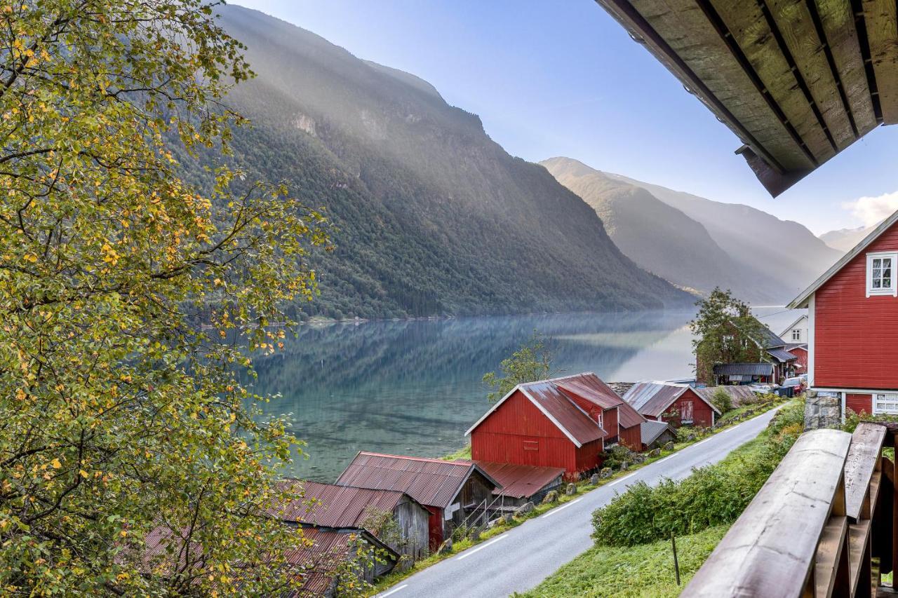 Cabin Alongside The Beautiful Fjaerlandsfjord Luaran gambar