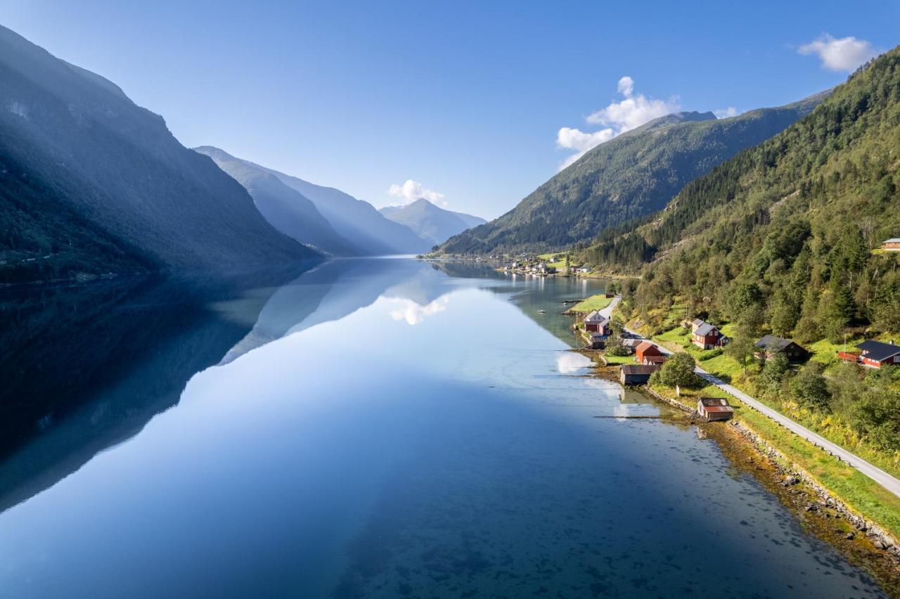 Cabin Alongside The Beautiful Fjaerlandsfjord Luaran gambar